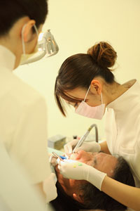歯科衛生士が歯科医院専用の機械でお口のお掃除を行います